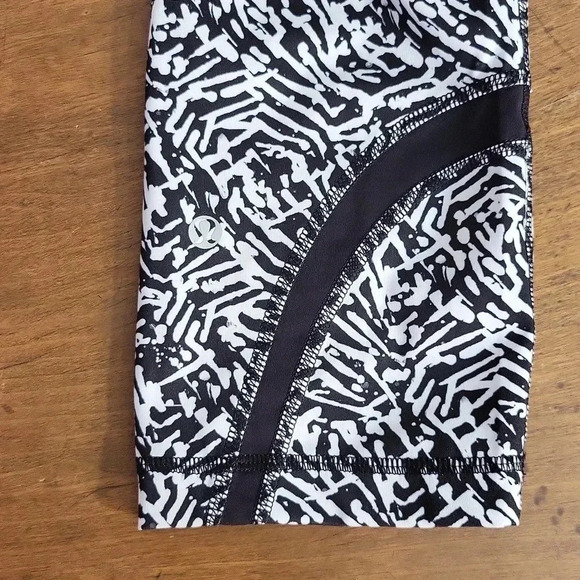LULULEMON black & white capris workout leggings Size 10 - Picture 3 of 10